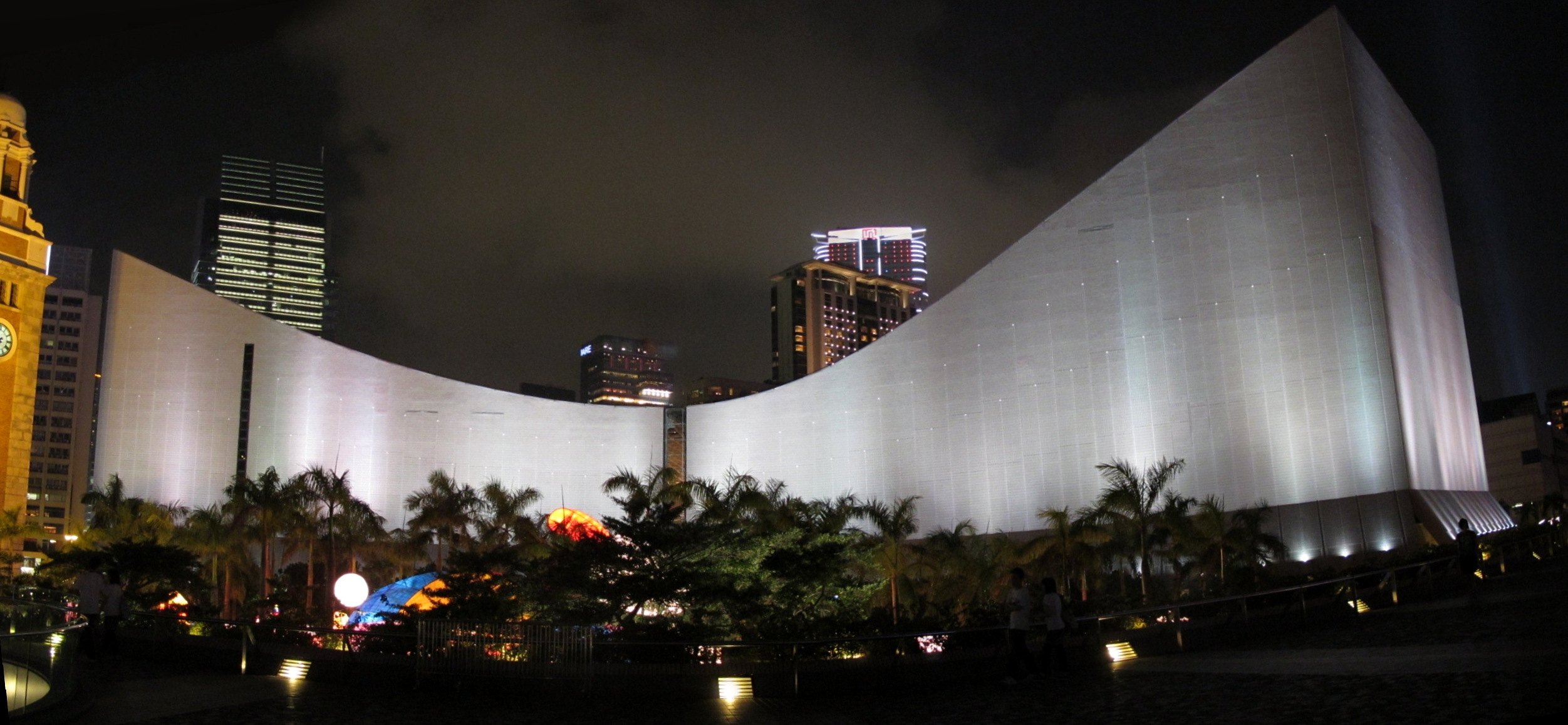 香港文化中心外觀夜景，2010年資料照，非2026活動照片
