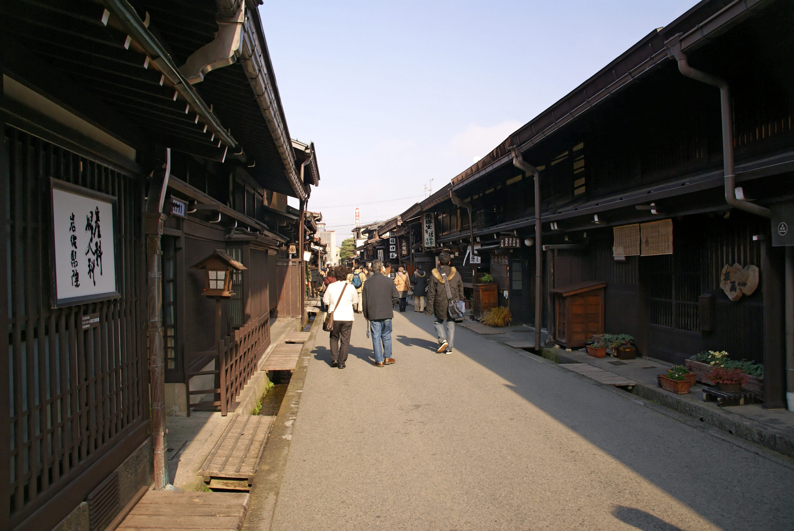 飛驒高山三町傳統建築保存地區的另一條街道，2007年照片