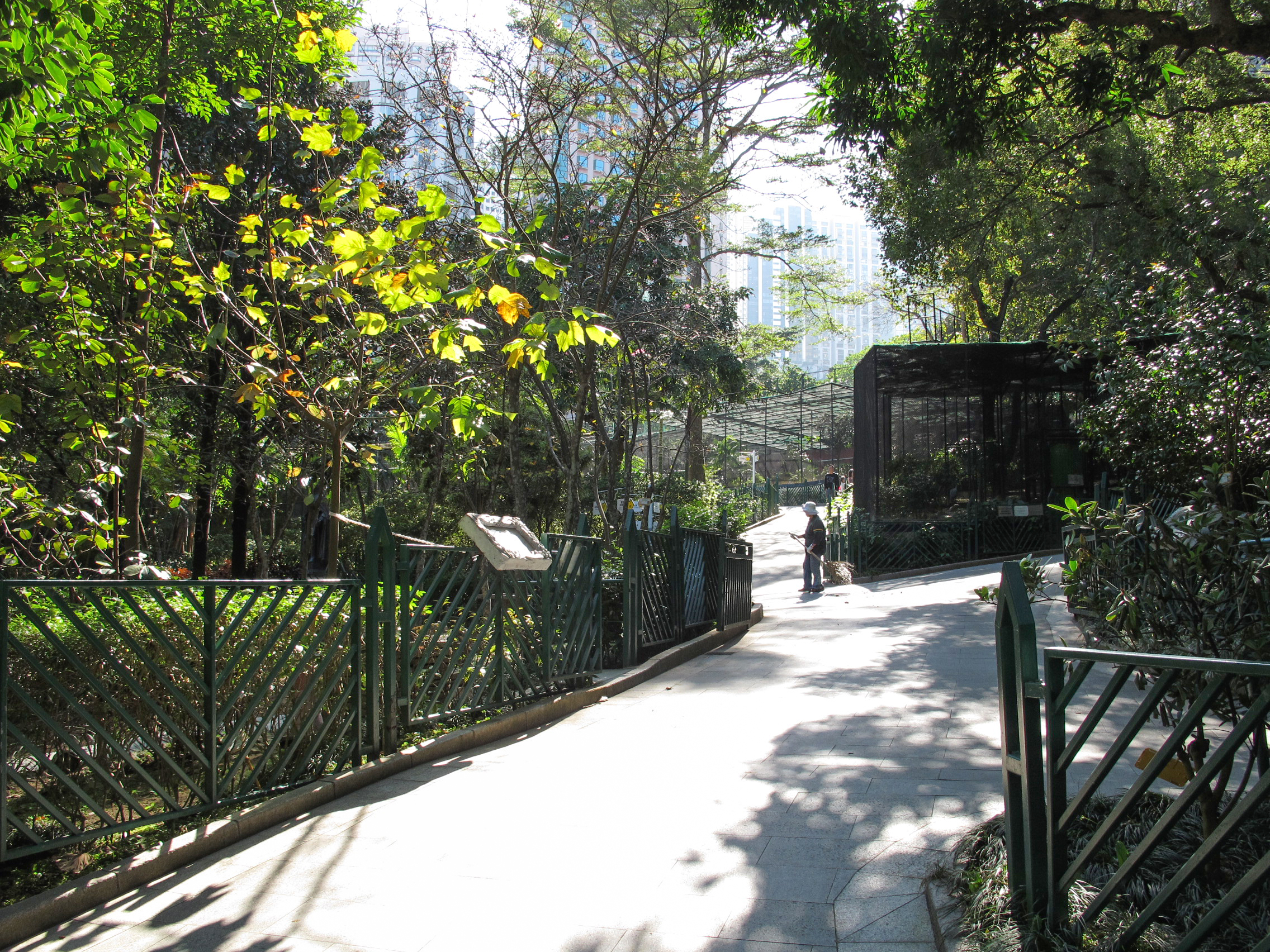香港動植物公園舊公園鳥舍旁的步道，2012年拍攝