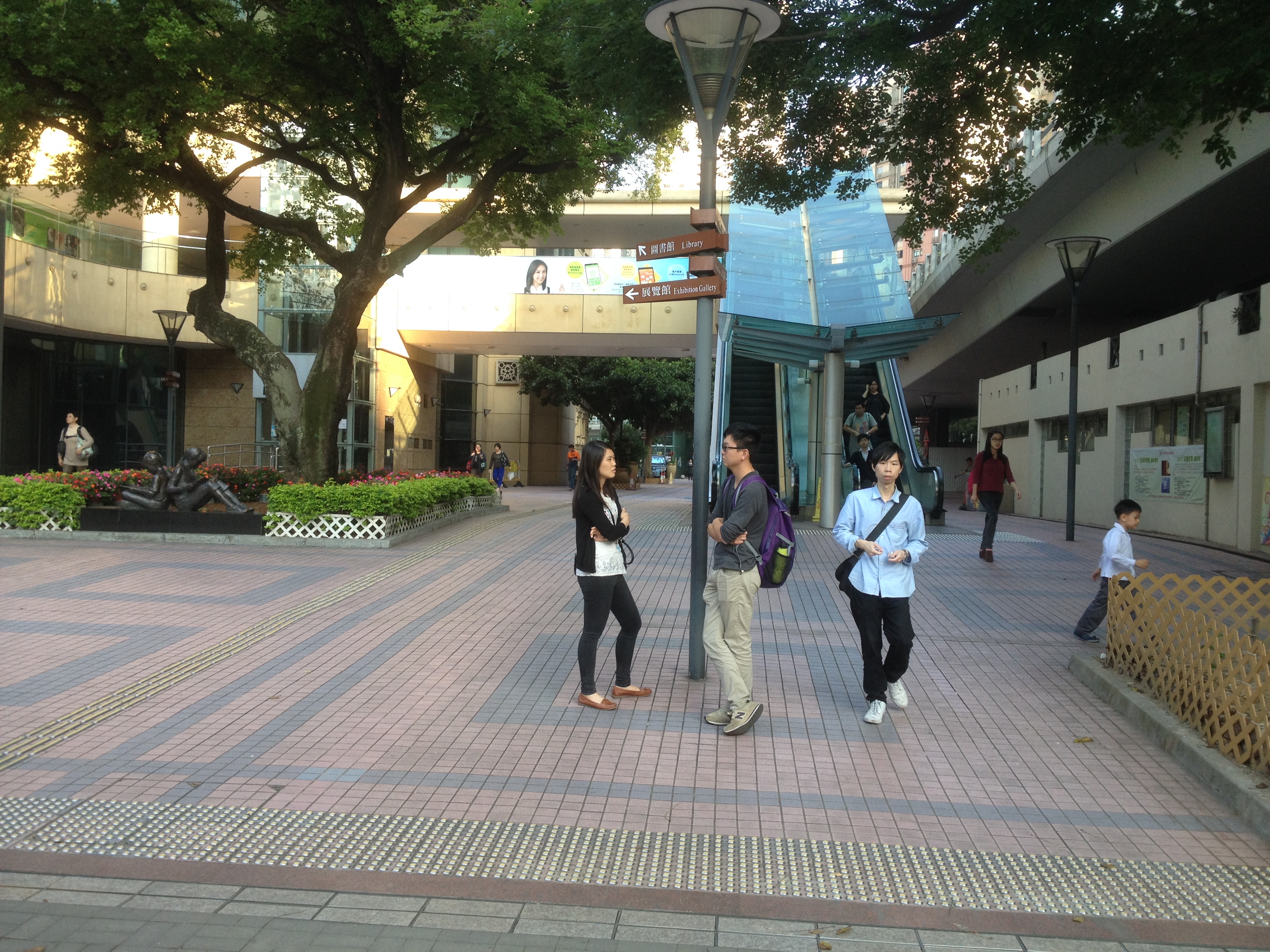 香港中央圖書館入口與圖書館方向指示，2015年資料照