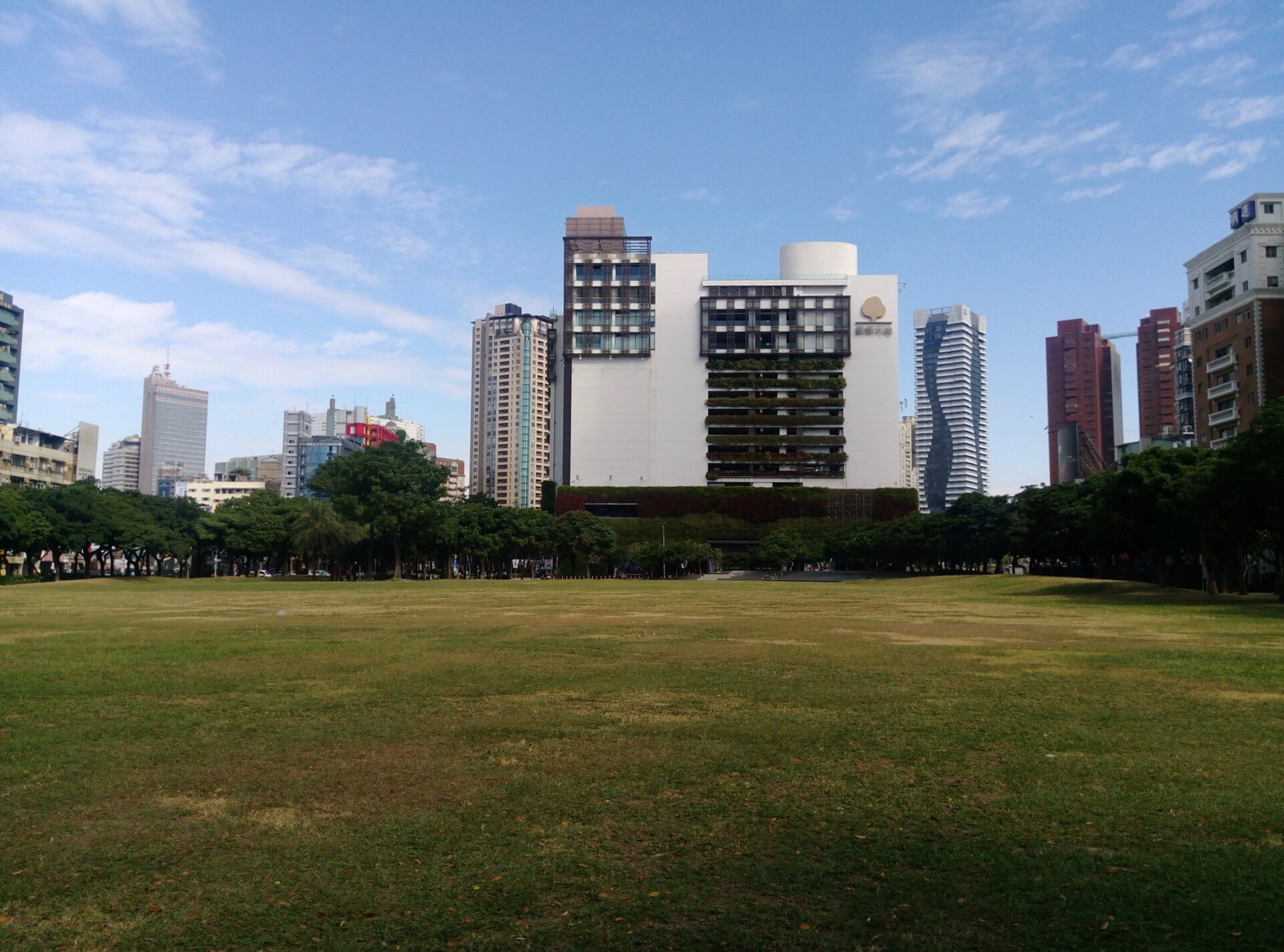 台中市民廣場草地與周邊建築,2018年11月資料照