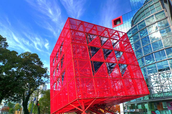Kids Plaza Osaka所在建築旁的紅色幾何外觀2010年實拍