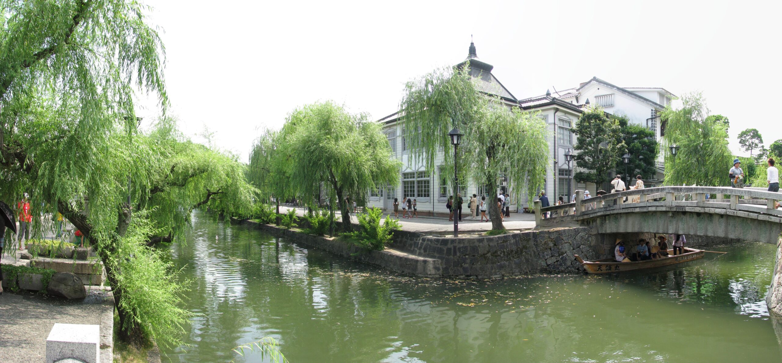 倉敷美觀地區的倉敷川、石橋與川舟，攝於2010年