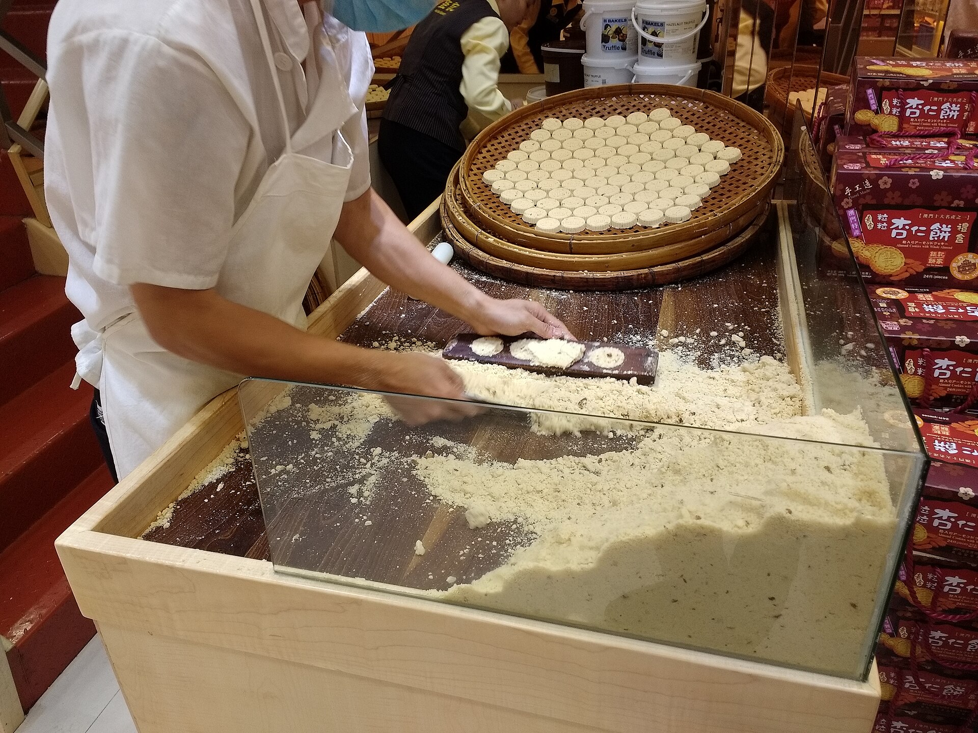 澳門中區小店製作杏仁餅的師傅手作場景
