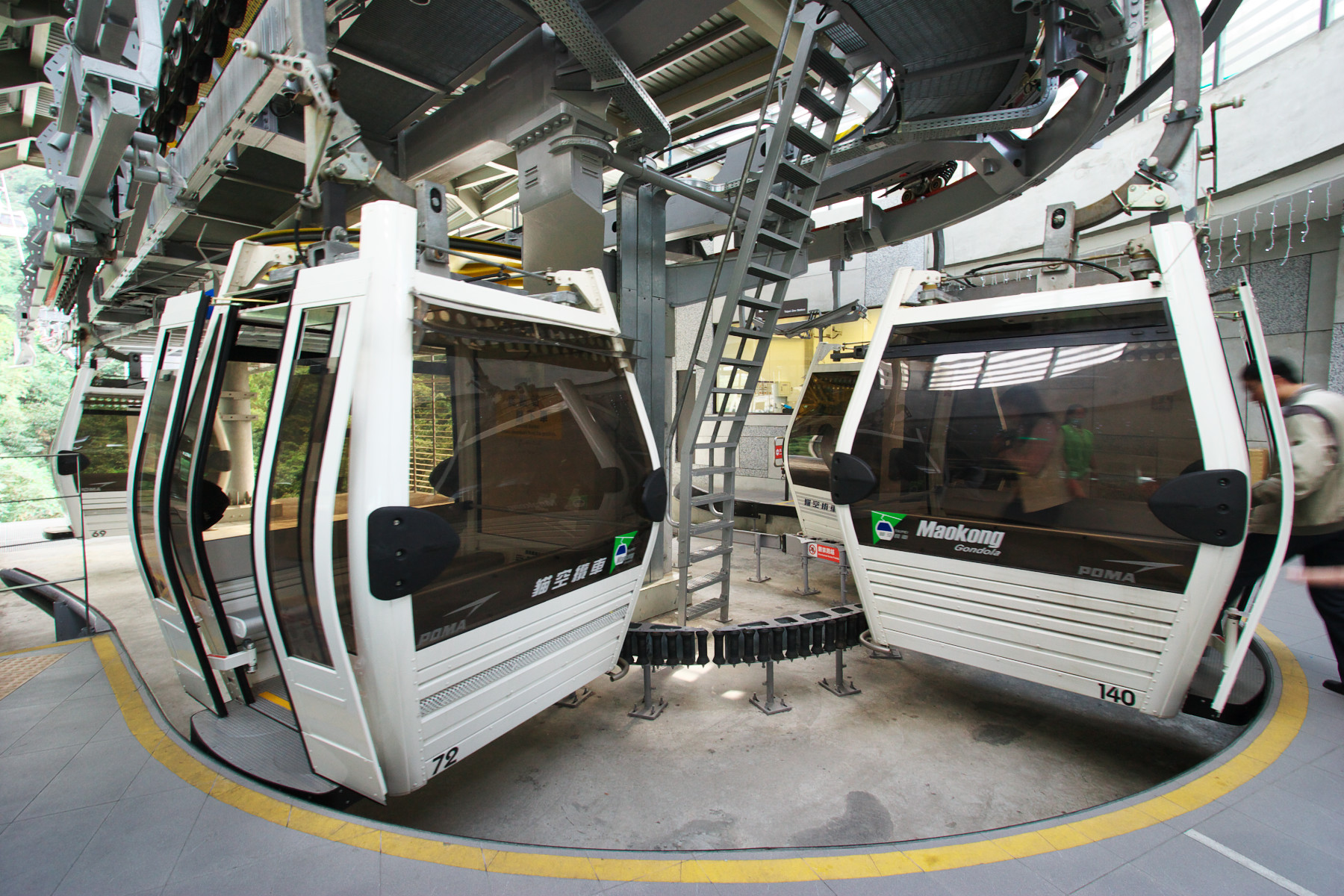 2007 年貓空纜車動物園站的車廂及月台舊照,並非現時站內配置