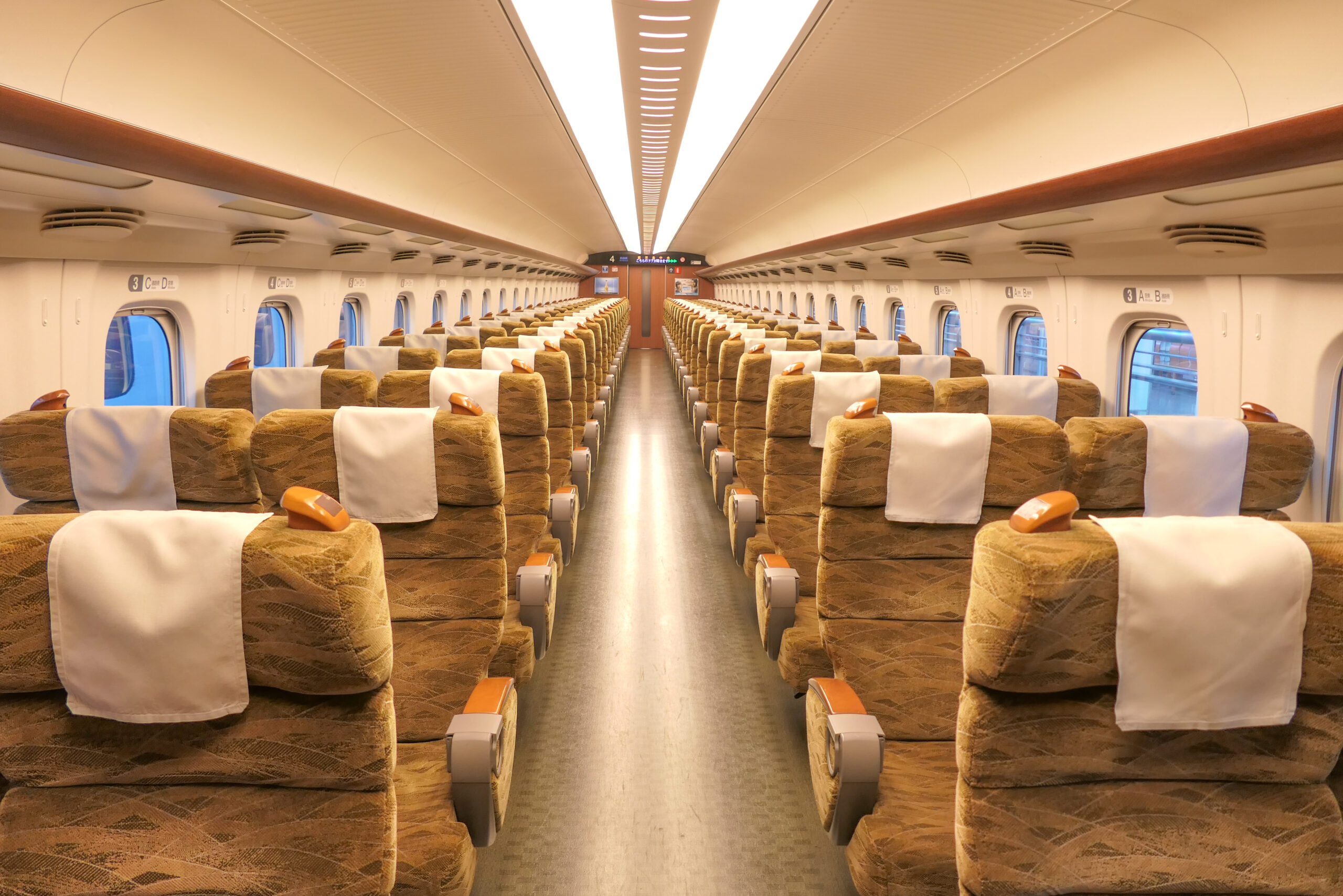 山陽/九州新幹線 N700-7000 普通車指定席的座位與中央通道,攝於2022年