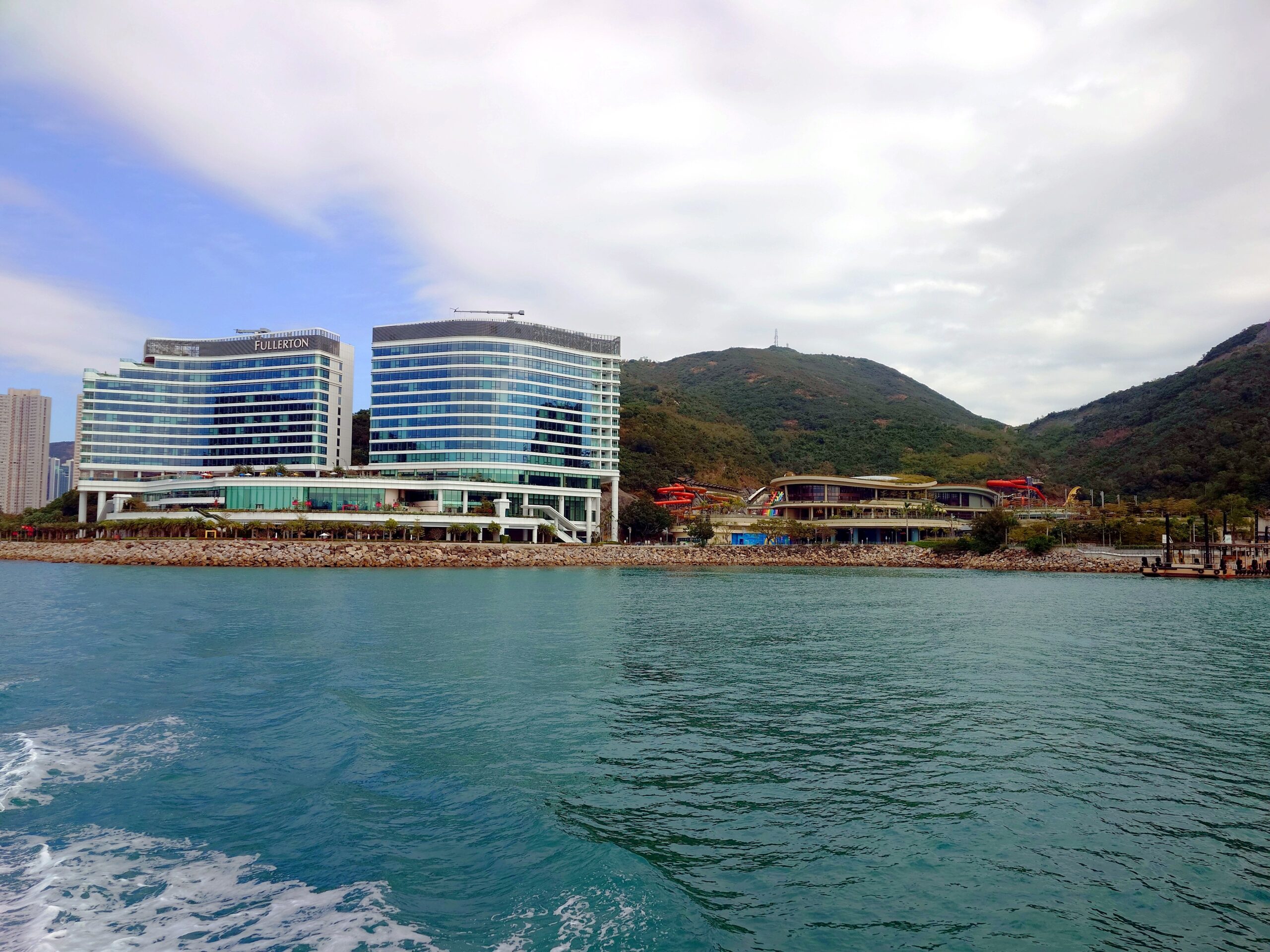 2023年從海上拍攝的水上樂園外觀,左方為富麗敦海洋公園酒店