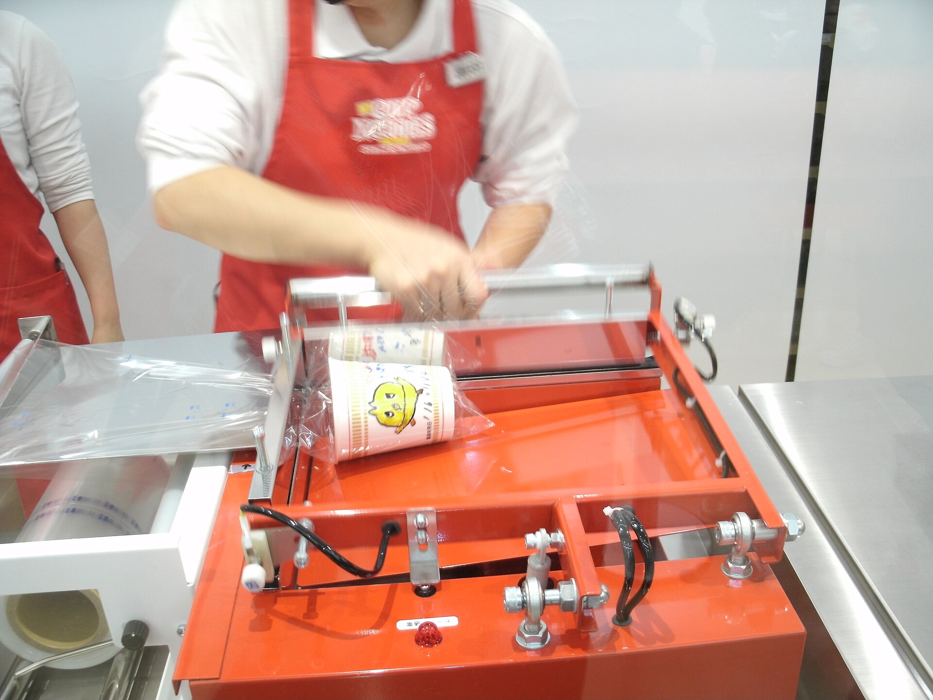 大阪池田杯麵博物館2016年自製杯麵封膜流程