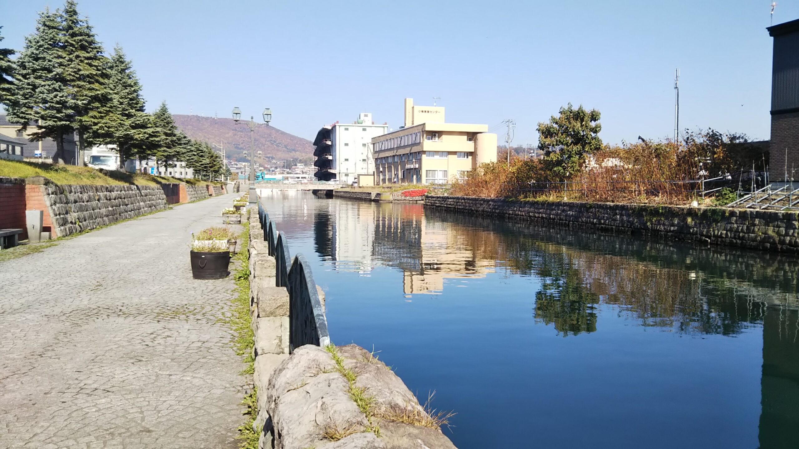 小樽運河旁的日間步道與水面，攝於2019年