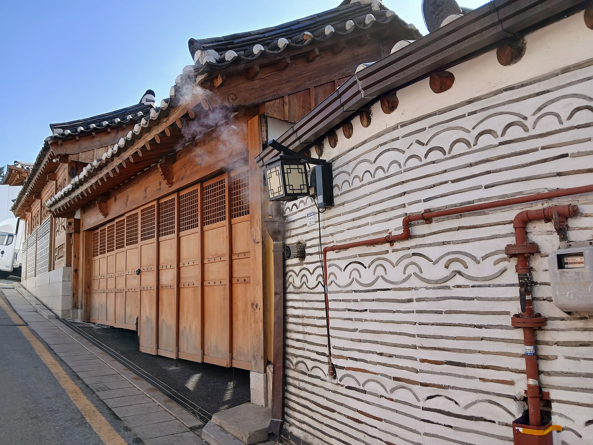 北村韓屋村街邊韓屋木門與圍牆細節，2025年3月實拍
