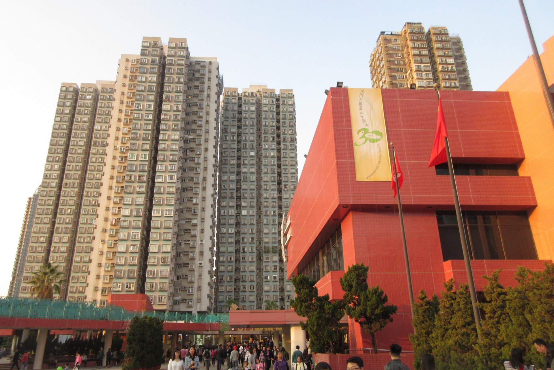 屯門大會堂紅色外牆與文娛廣場，2017年資料照